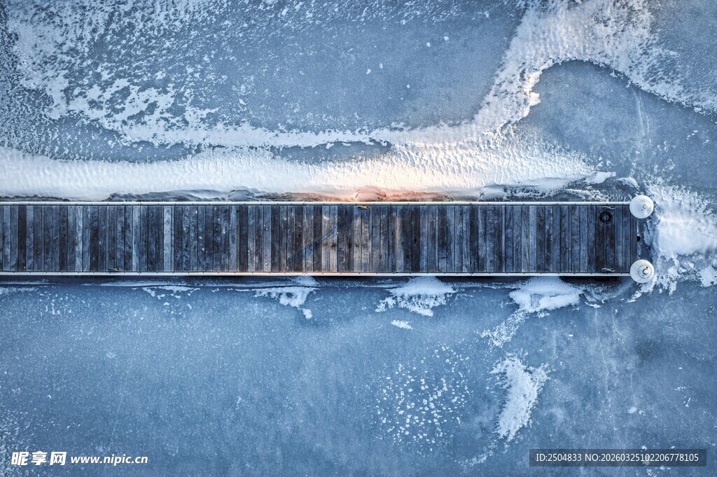 冰封铁轨 冬日冷冽景象