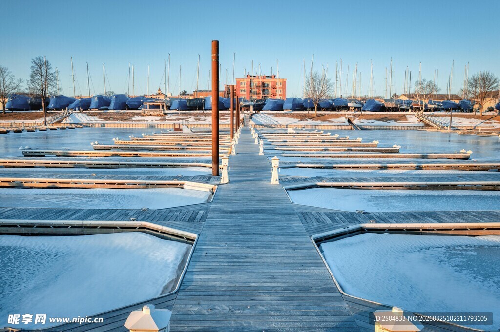 冬日码头的宁静景象