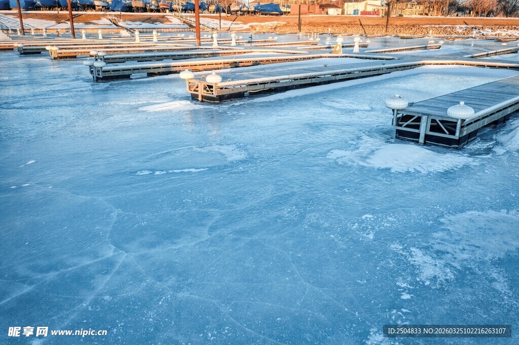 冰封湖面的码头景象