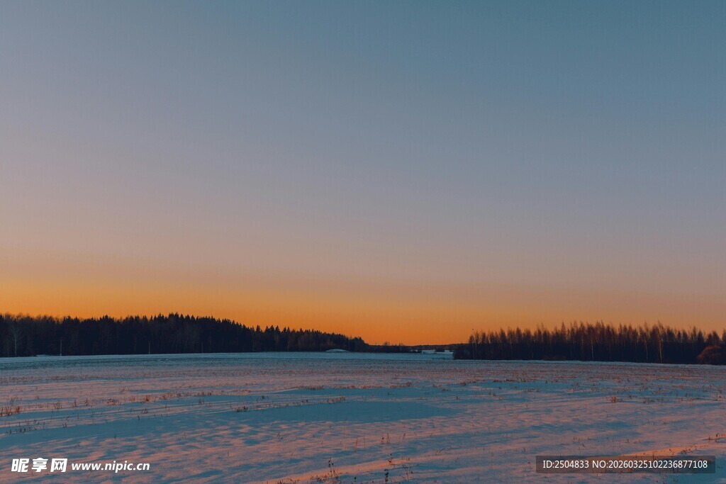 冬日雪野上的绚烂黄昏