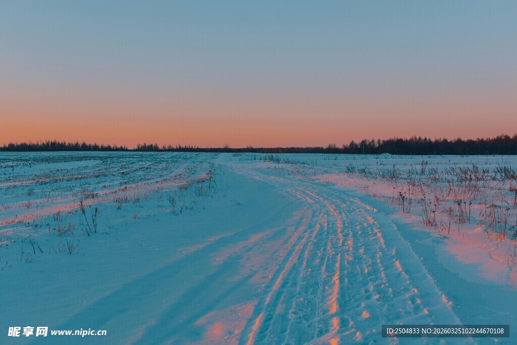 雪野中的落日车辙