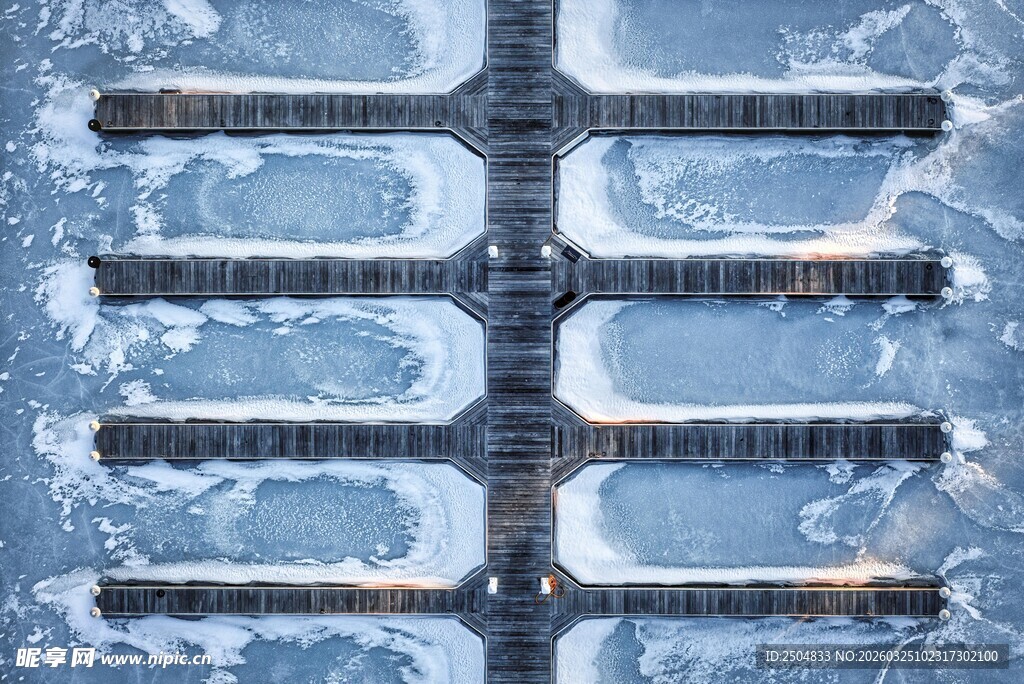 冬日覆雪的金属格栅景观