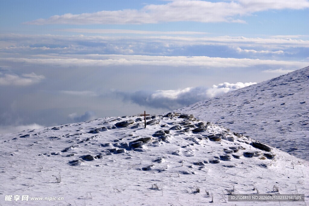 雪山之巅云海壮丽景观