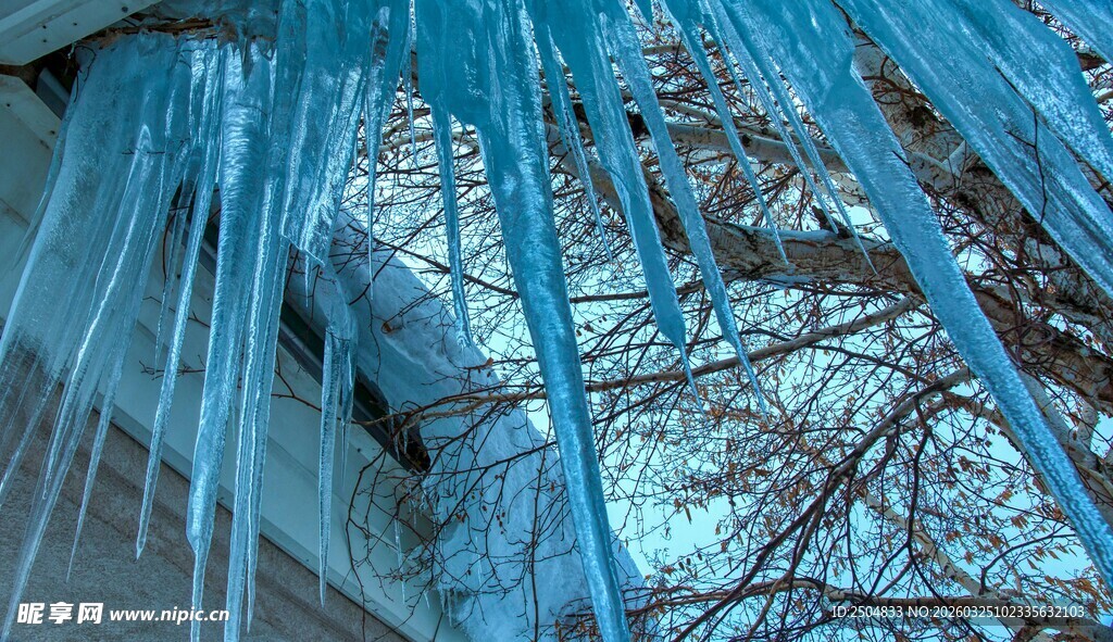 屋檐下的蓝色冰柱奇观