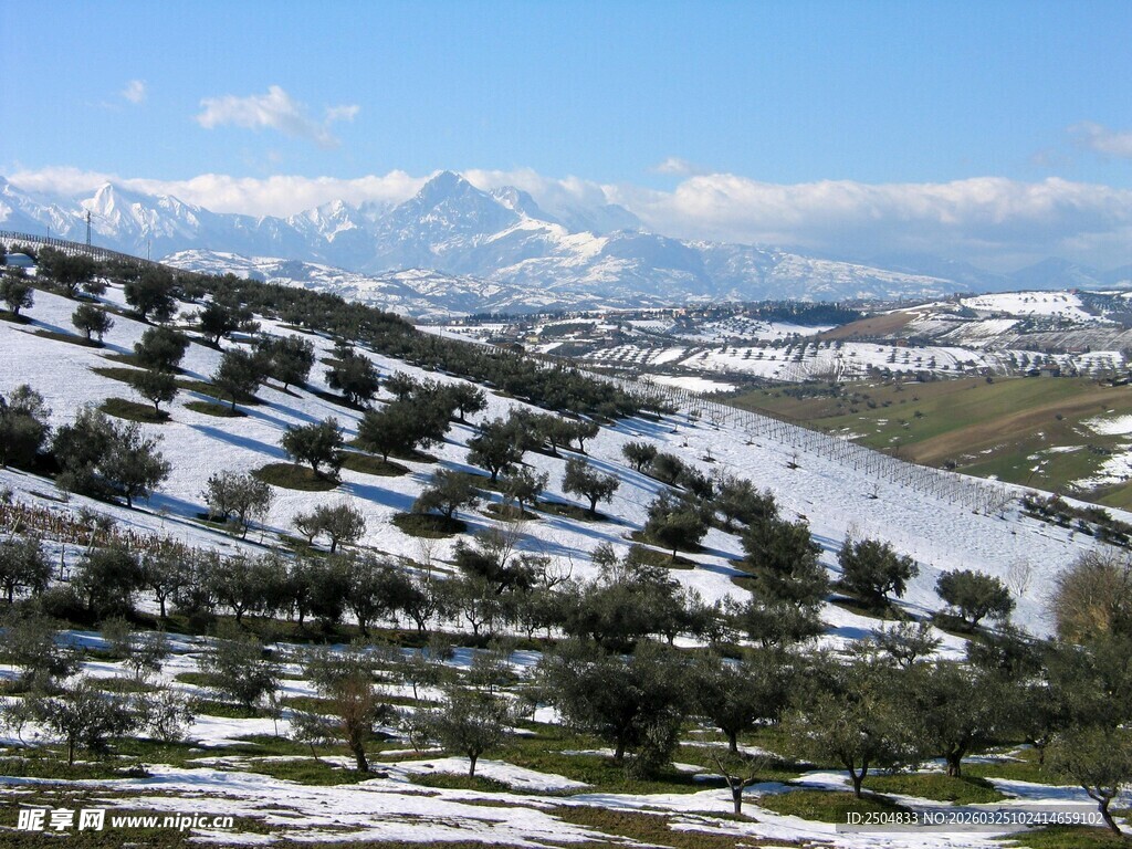 雪覆山丘的冬日美景