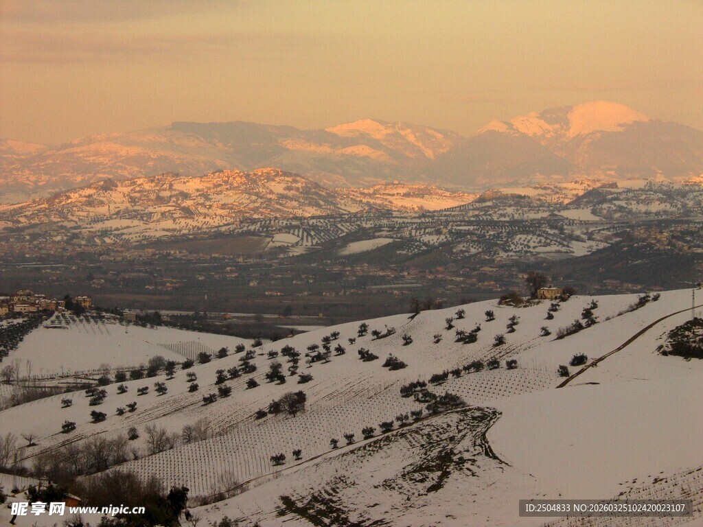 冬日雪山壮丽美景