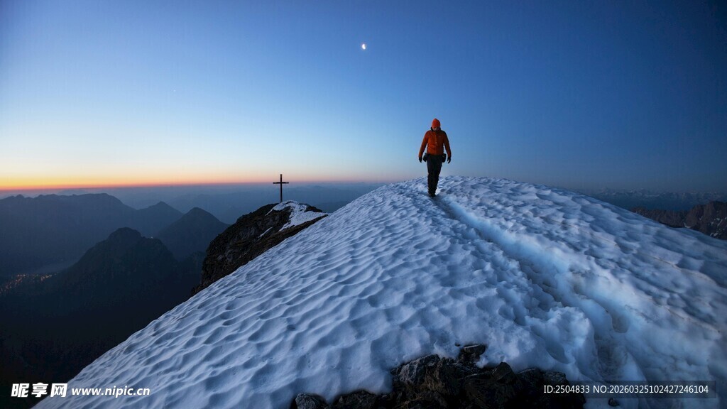 雪山顶上的孤独徒步者