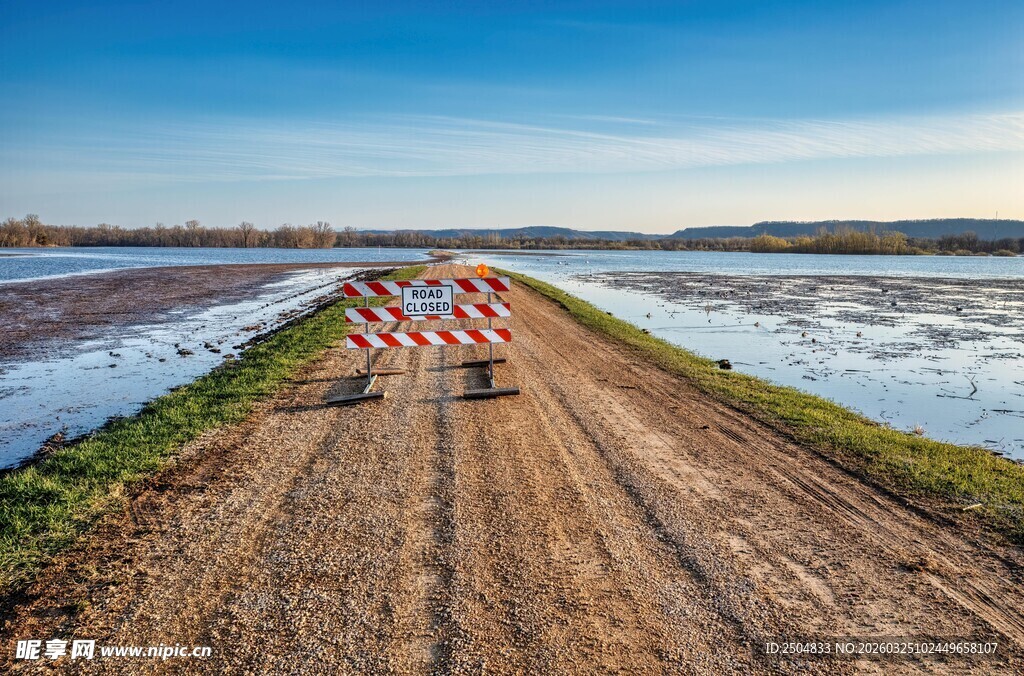 乡村积水土路与交通警示