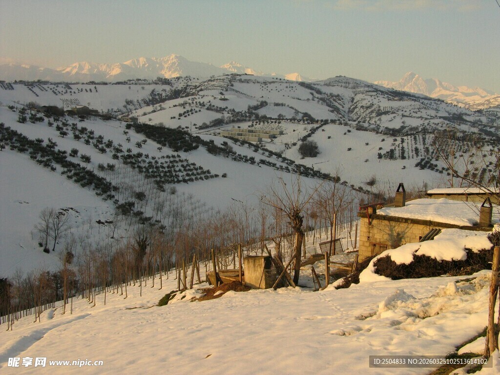 冬日雪覆山丘田园景象