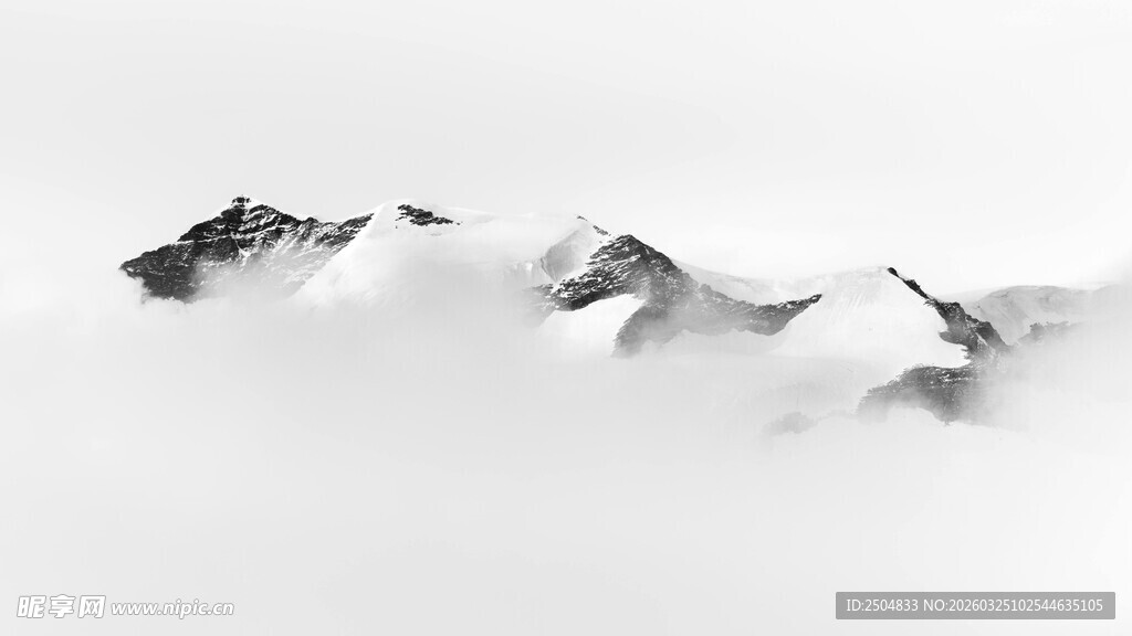 云雾中的巍峨雪山