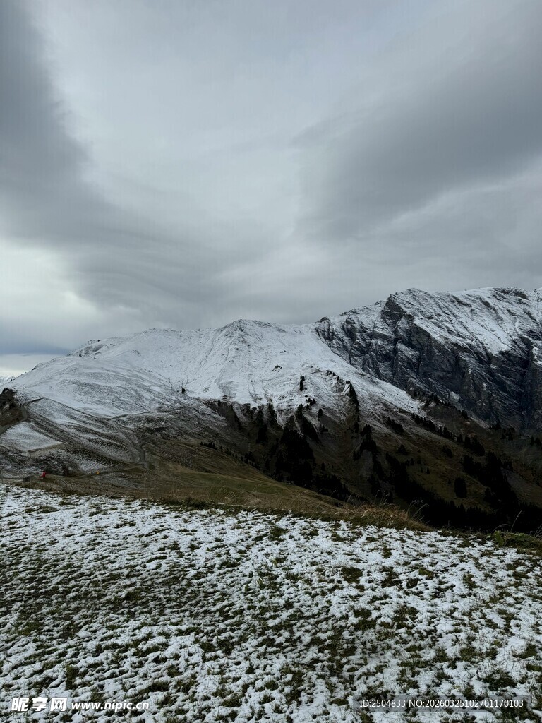 雪山云海下的壮丽自然景观