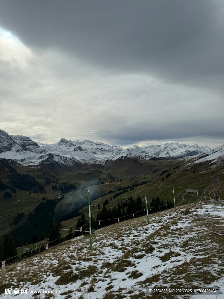 雪山云海间的壮丽山景