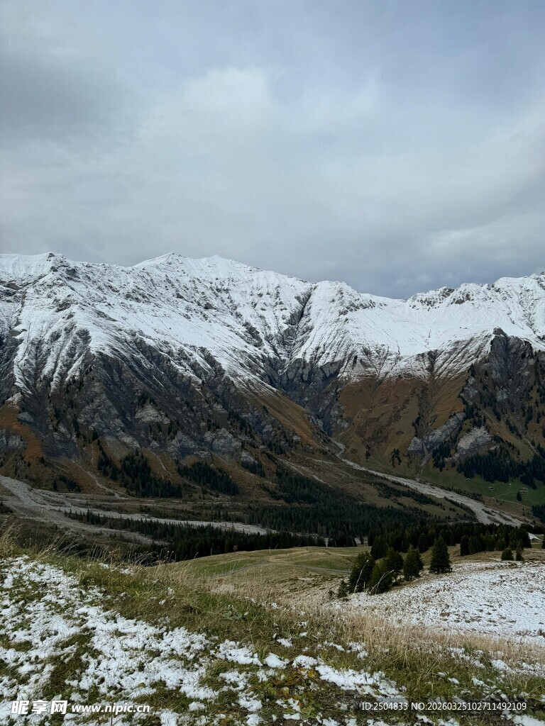 雪山草原壮丽风光