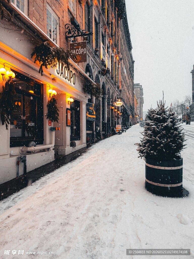 冬日雪覆街道的温馨景致