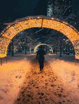 雪夜漫步于梦幻灯光隧道