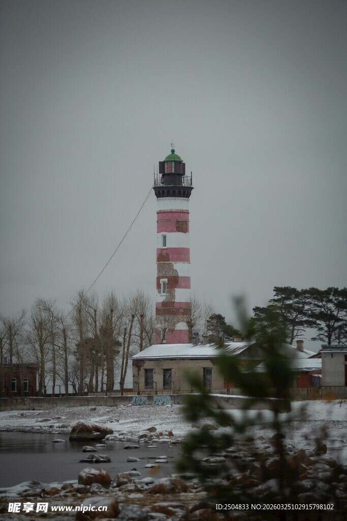 冬日雪景中的红白灯塔