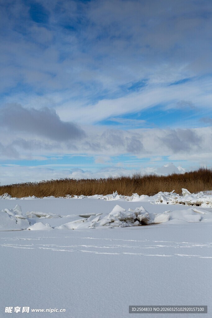 雪地蓝天风景