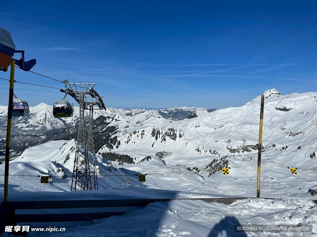 冬日滑雪场的美丽景致