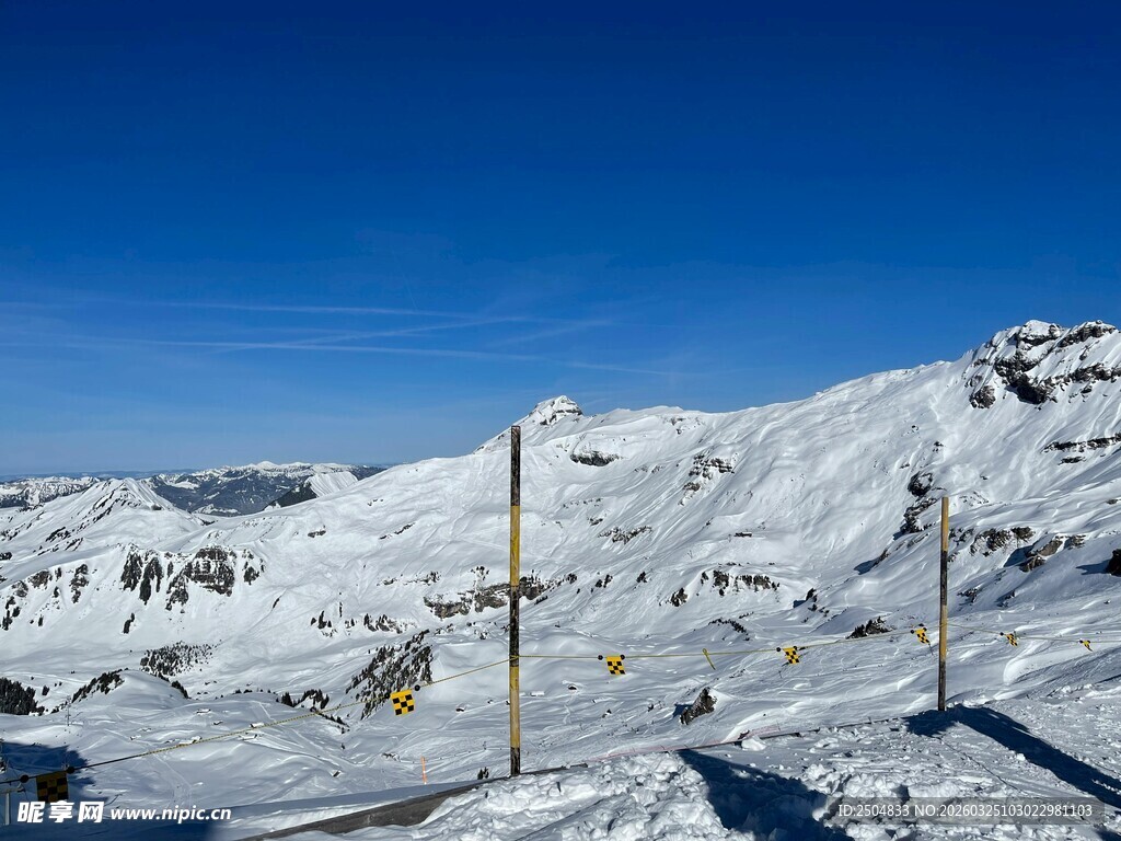 雪山滑雪场景风光