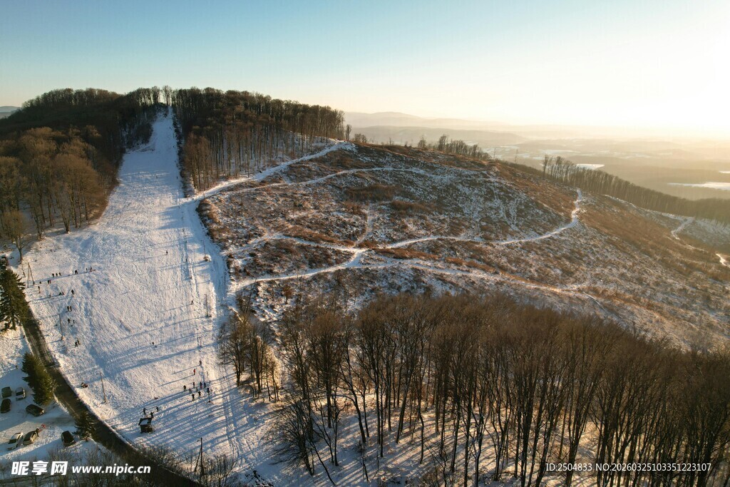 冬日雪覆山林的壮丽景象