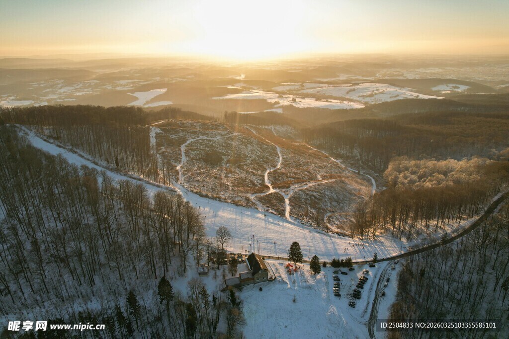 冬日雪山滑雪美景