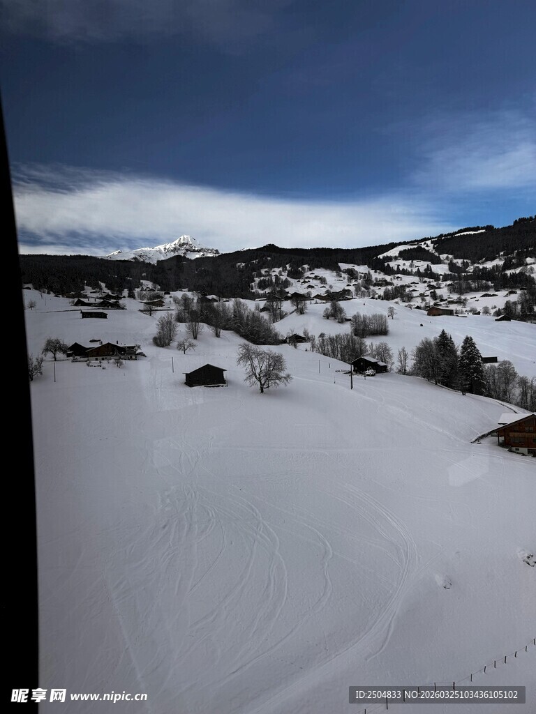 冬日雪景中的静谧村落