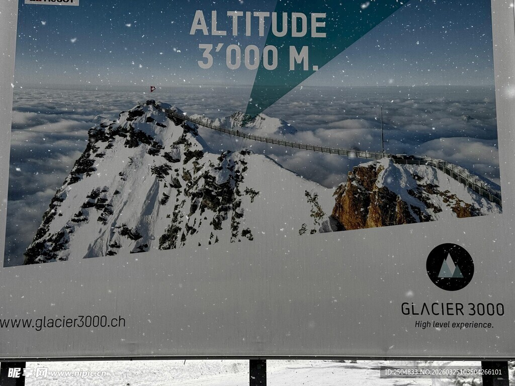高空俯瞰壮丽雪山景观