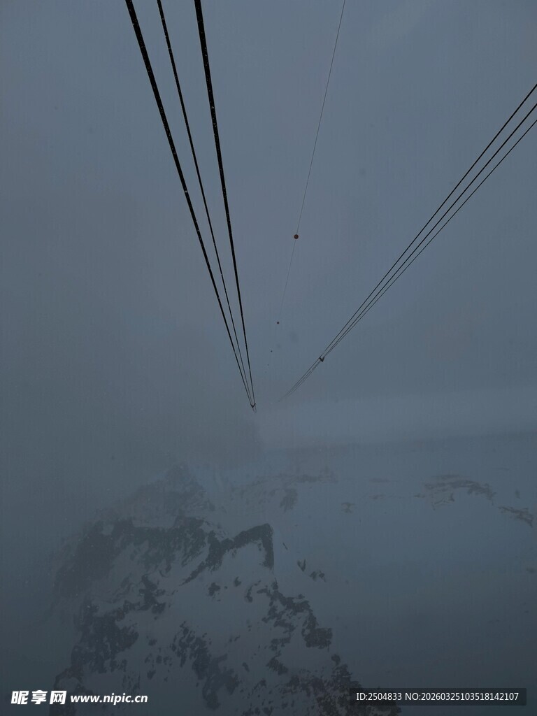 雾中架空电线景观