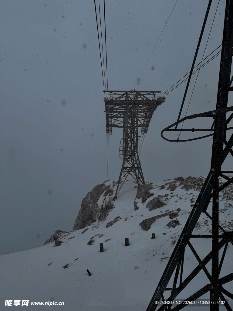 雪山上的缆车支架