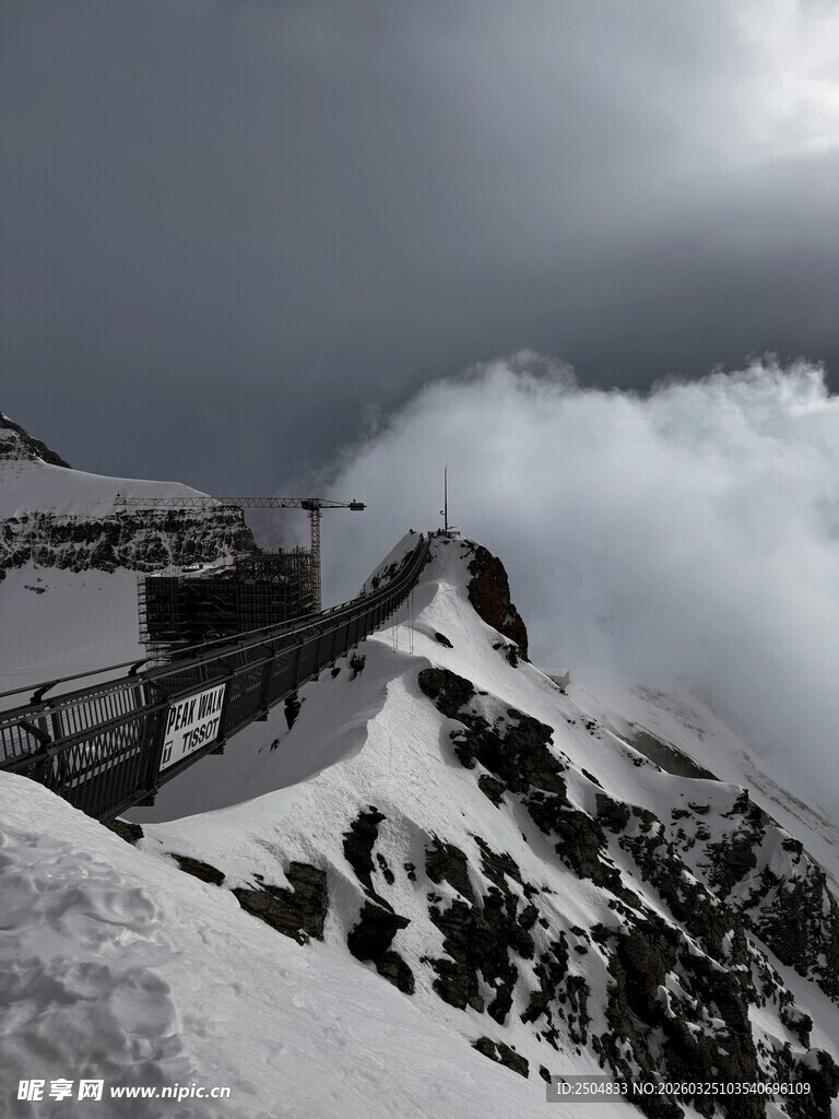 雪山栈道云雾缭绕景观