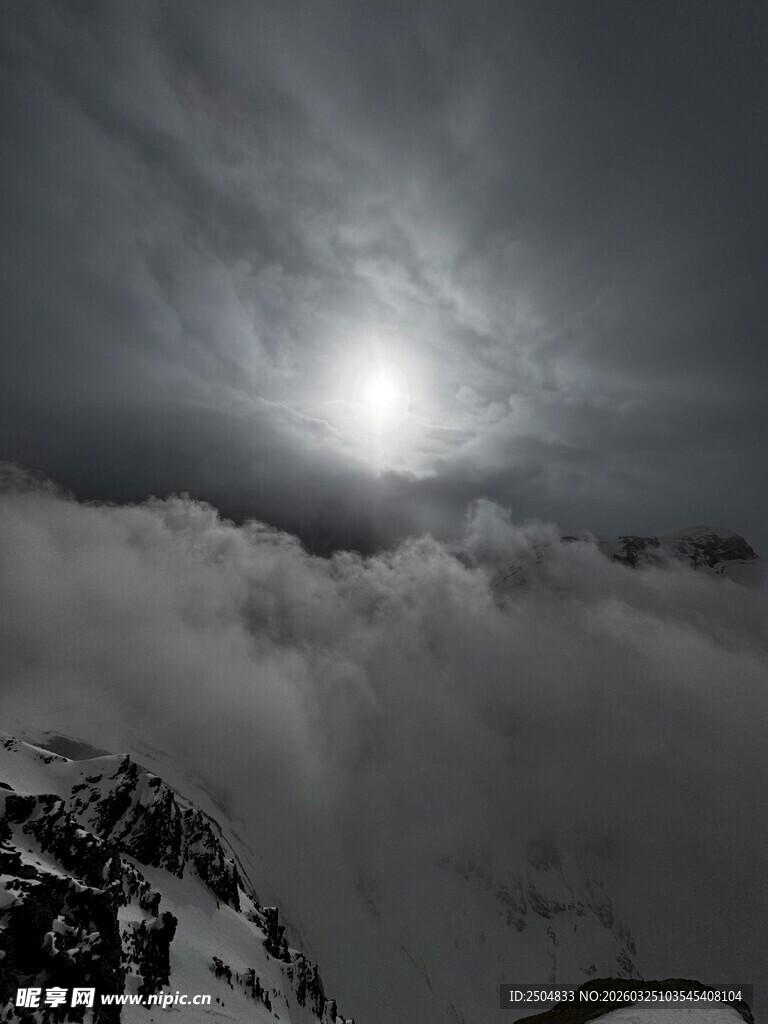 云海之上的壮丽日光景观