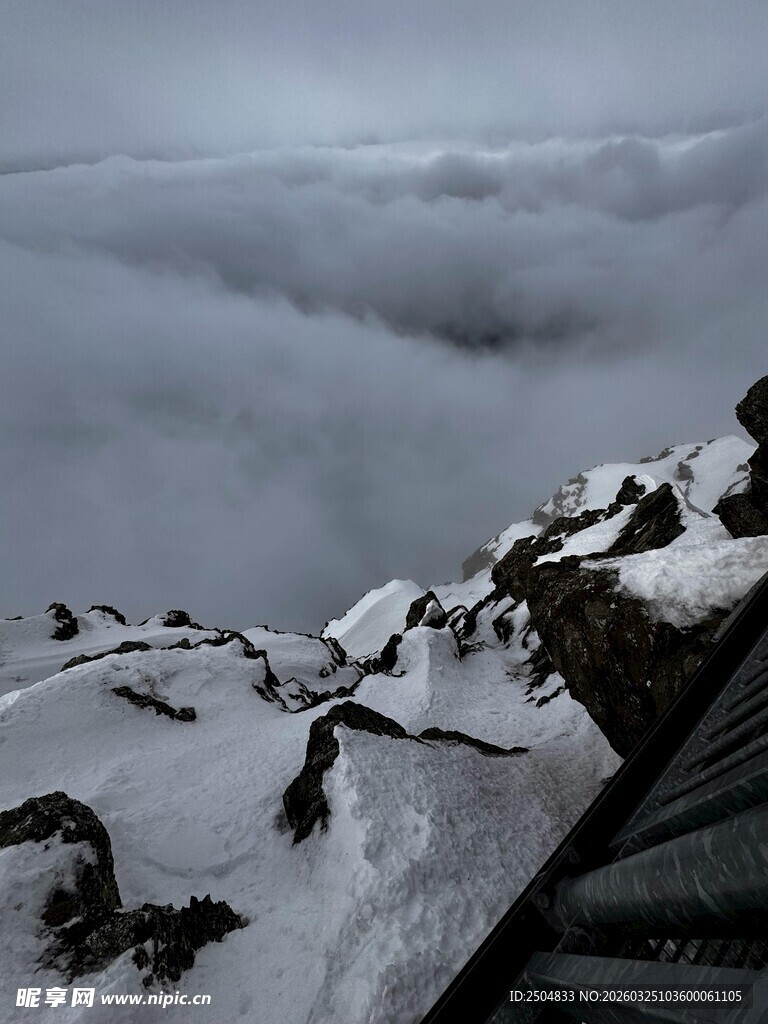 雪山云海壮丽景观