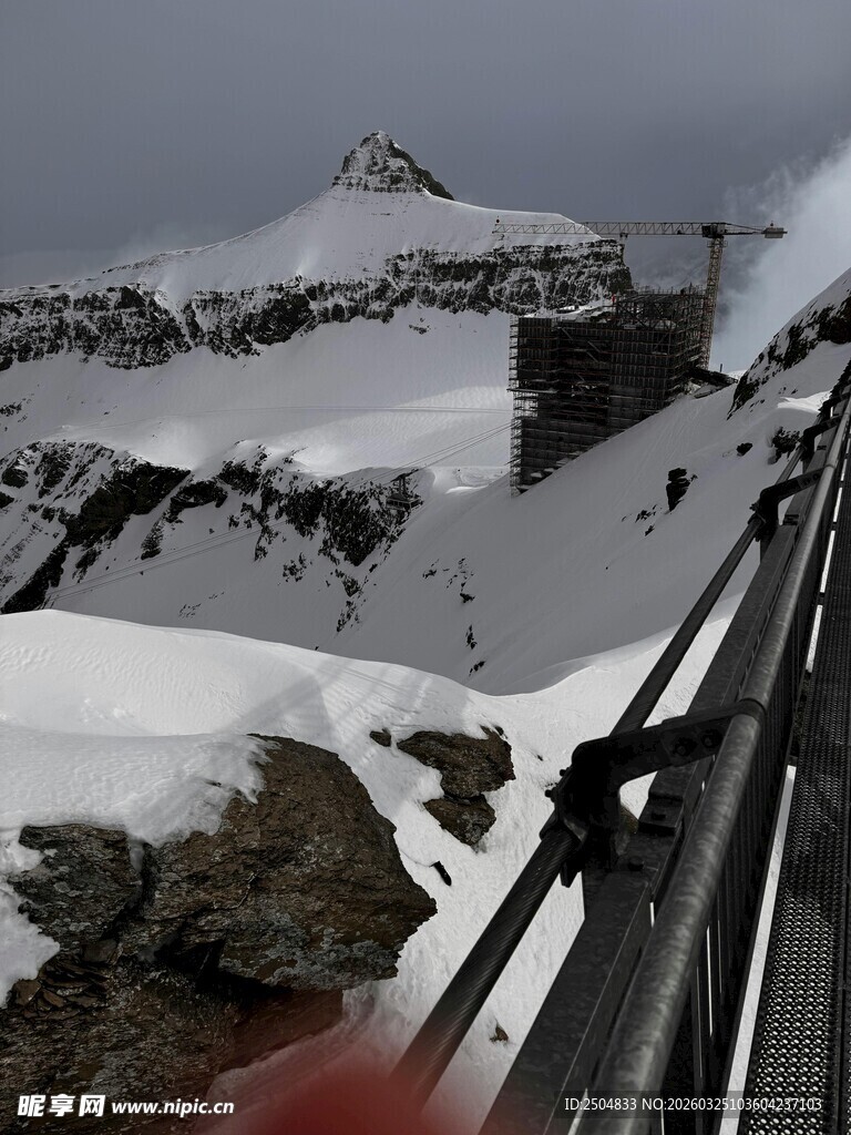 雪山栈道景观