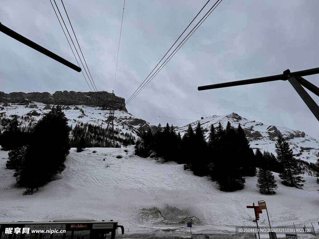 雪山缆车风景