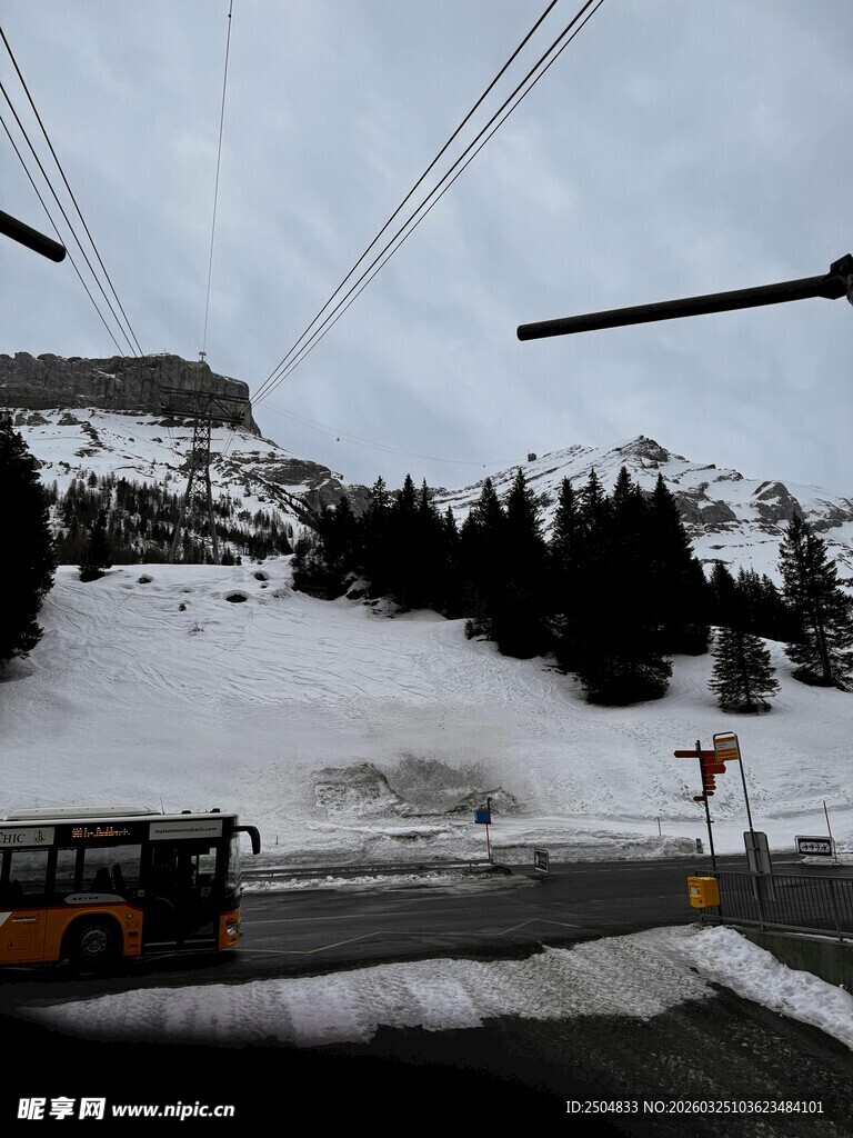 雪场缆车旁的黄色车辆