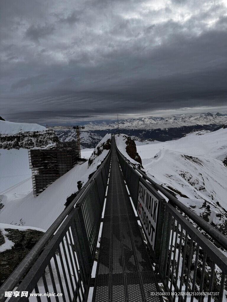 雪覆栈道 阴云下的冷峻景致