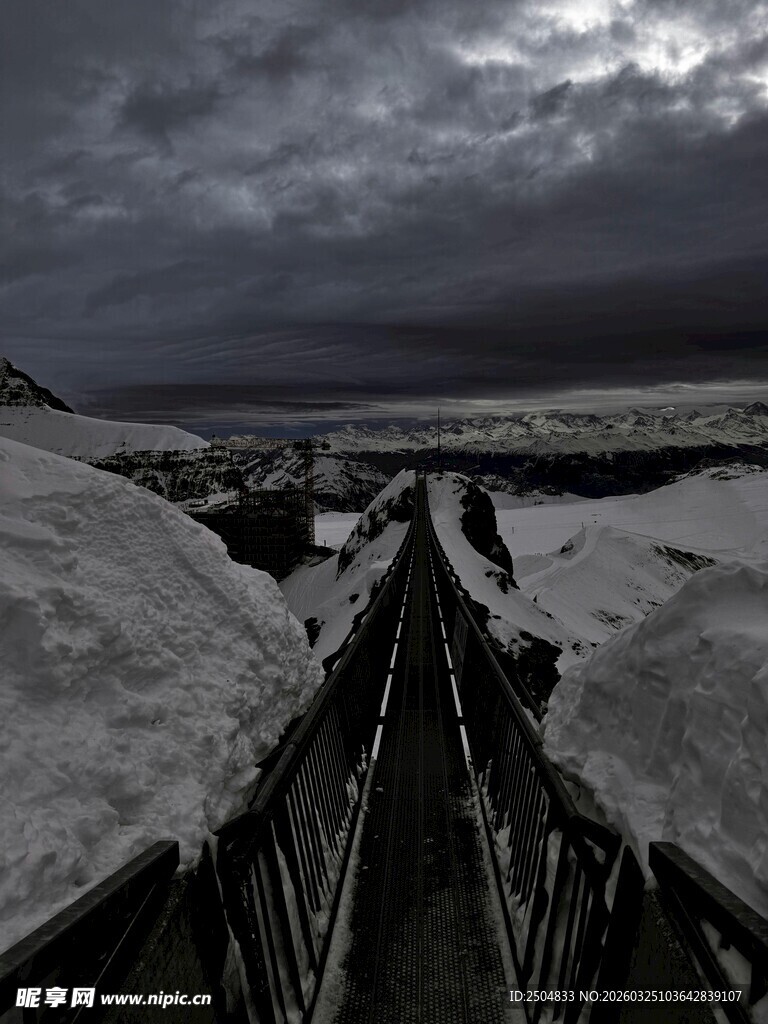  沉天空下的雪地栈道