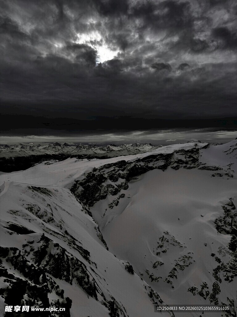 冬日雪境下的壮丽自然景观