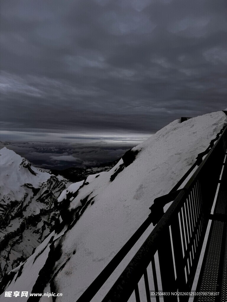 雪覆山峦的 沉天色场景