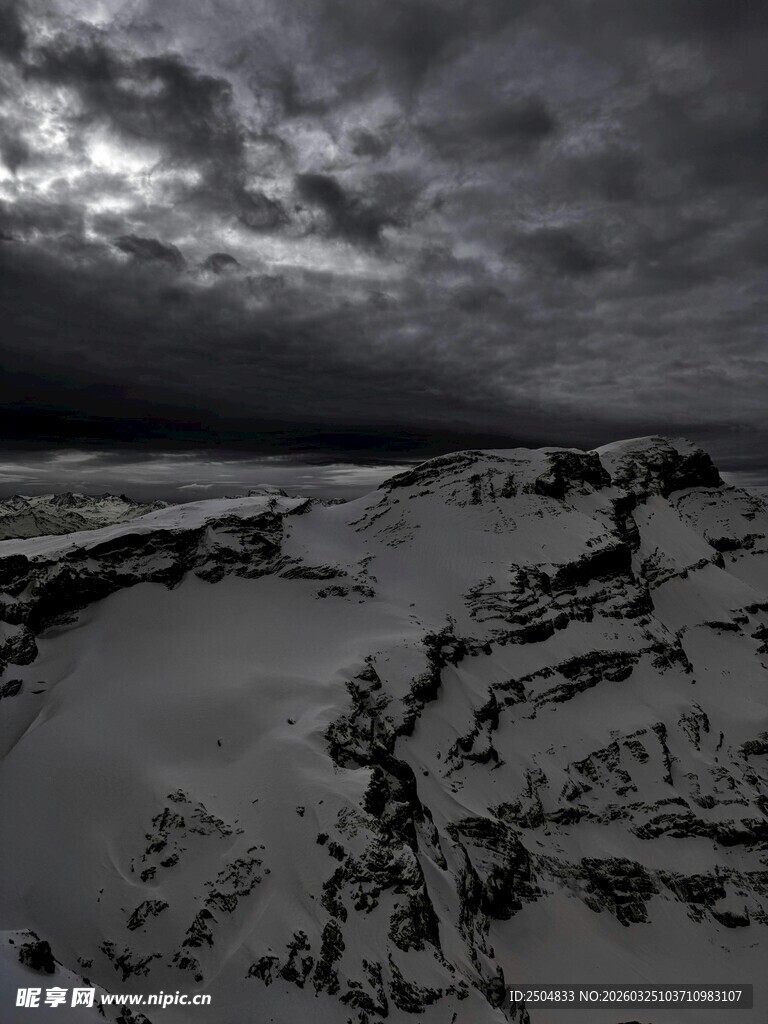 冬日雪景中的广袤荒凉大地