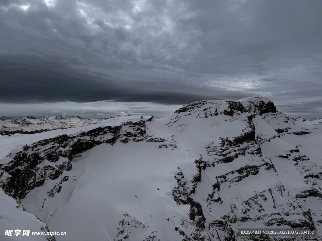 雪覆荒原 乌 沉沉