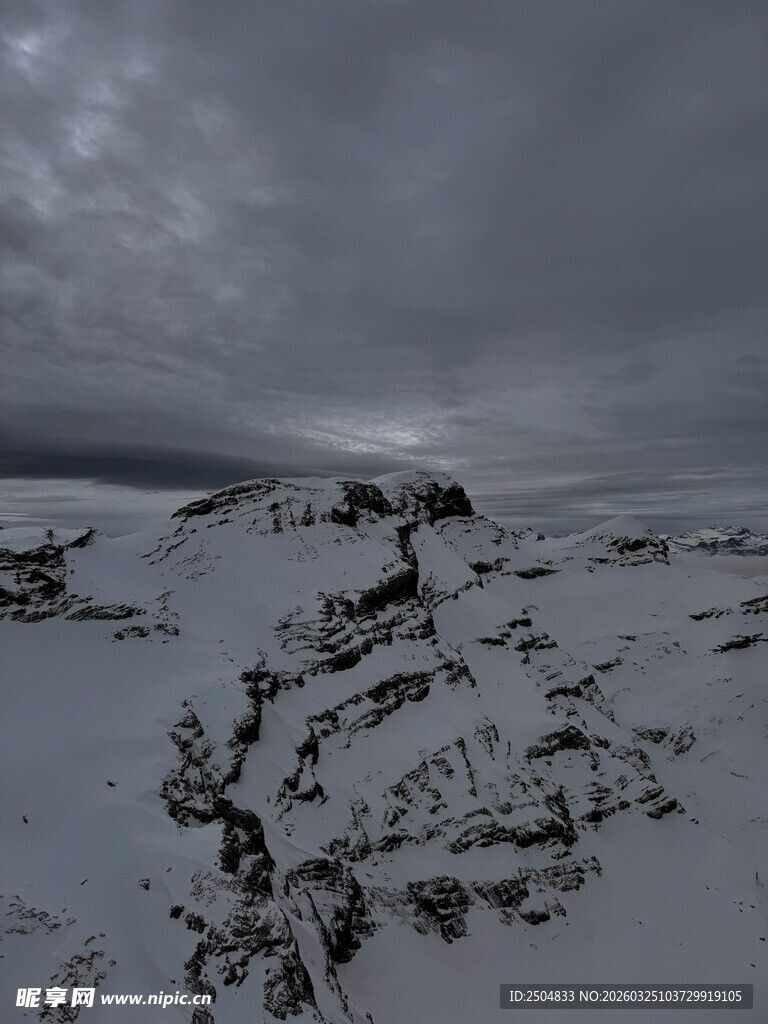 雪覆山峦 阴云低垂