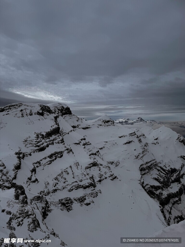 雪覆山峦 阴云低垂