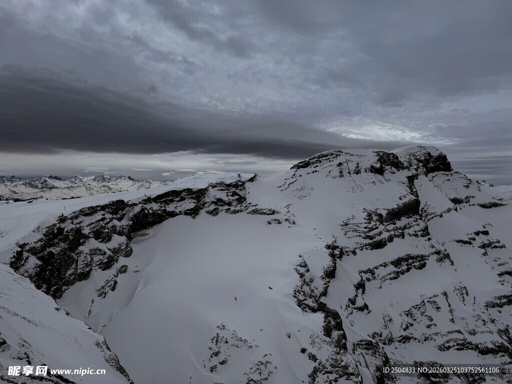雪覆山地的 沉景象