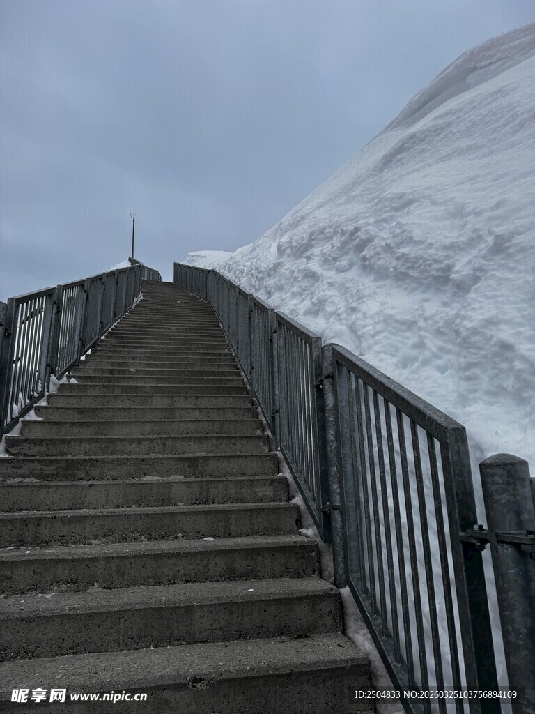 通往雪山的阶梯