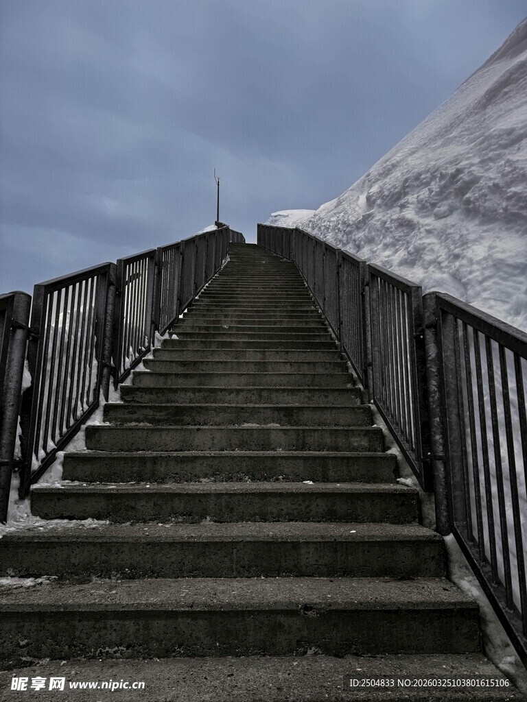 通往雪山的阶梯