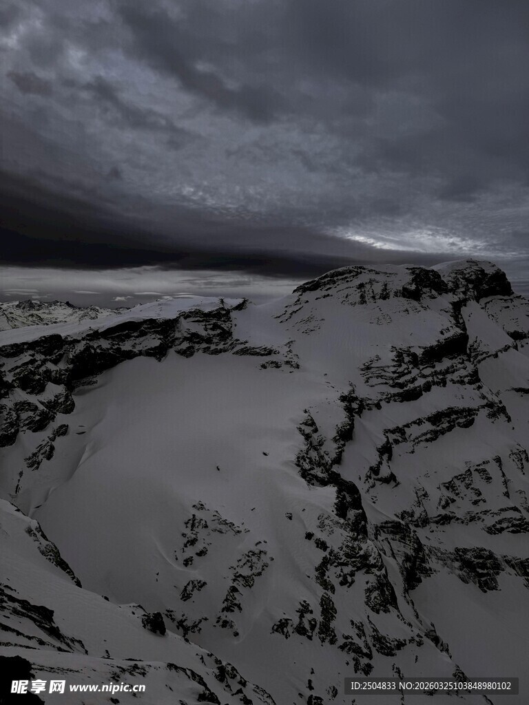  沉天气下的荒凉地貌