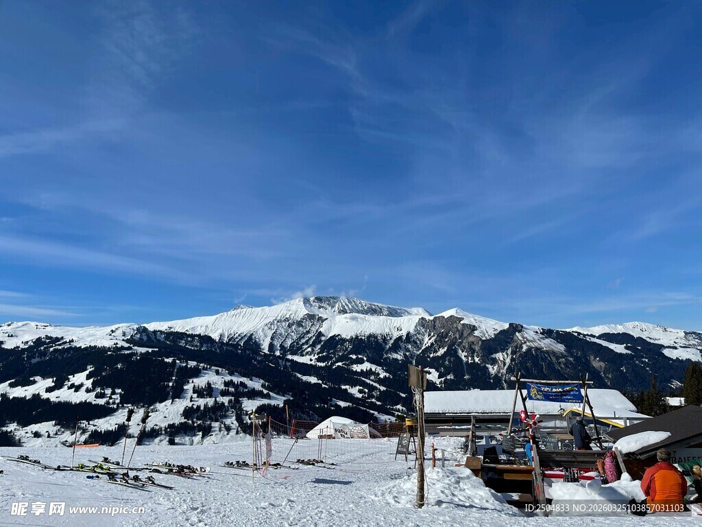 雪山下的冬日美丽景致