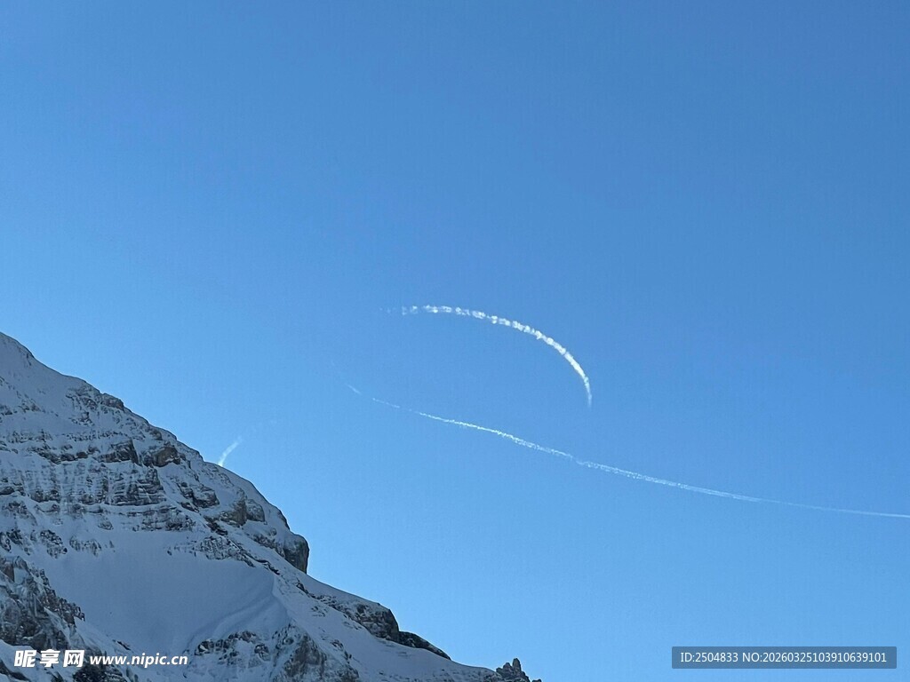 雪山之上的飞机尾迹