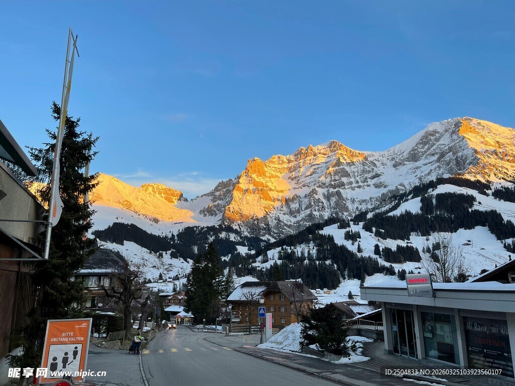 雪山下的小镇风光